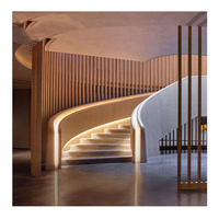 Escalier intérieur moderne et durable en métal et bois courbé avec rampe en verre pour appartement, hall, sous-sol – Conception écologique personnalisable