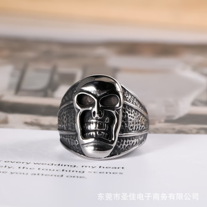แหวนผู้ชายลายหัวกะโหลกสไตล์เรโทรพังก์ วัสดุไทเทเนียมสตีล รุ่น SA881 ของขวัญสำหรับโอกาสพิเศษ - Product Image 4