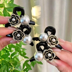 Nouvelle Épingle à Cheveux Unique en Perle Blanche et Fleur Noire, Design de Niche, Élégante, Luxe Léger, Accessoire de Mode Féminin - Product Image 1