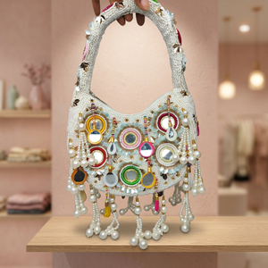 Sac à bandoulière demi-lune blanc perlé fait main, classique, décontracté, écologique, pour soirée, avec embellissements miroir et pompons - Product Image 3