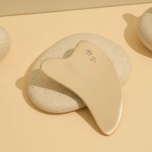 Guasha de bronce de fabricación coreana para el producto de masaje de elevación de la piel - Product Image 4