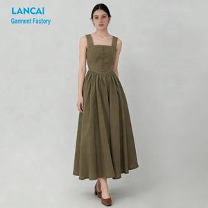 Robes longues en lin sans manches à col carré pour femmes, fabriquées sur mesure par des entreprises de confection de vêtements pour femmes, avec boutons. - Product Image 2