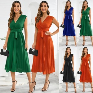 Vente en gros de robes décontractées pour femmes, amples, imprimées, grandes tailles, à col en V, sans manches, avec lacets - Product Image 1
