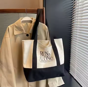 กระเป๋าผ้าแคนวาสลายตัวอักษรโลโก้แบบกำหนดเอง ขนาดกลาง สำหรับผู้หญิง ใช้ในวันหยุดสุดสัปดาห์ พร้อมหูหิ้วแบบสายรัดและซิปปิด ใช้ได้ทุกวัน สีดำ - Product Image 5