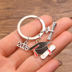 Porte-clés de diplômation promotion 2026, breloque émaillée en forme de toque et de diplôme avec pendentif « Diplômé » pour étudiants et cadeaux de fête - Product Image 4