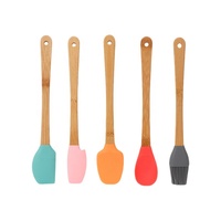 Vente de gros Grattoir en silicone pour la cuisine avec manche en bois