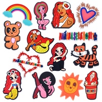Karol G PVC Fashion Girl Shoe Charms Nouveau design avec décorations de chaussures pour cheveux rouges et roses