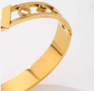 Bracciale alla Moda in Acciaio Inossidabile con Lettera V Traforata, Placcato Oro, Gioiello Unisex da Regalo - Product Image 5