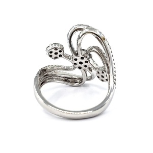 Bague de fiançailles et de mariage bohème exceptionnelle en or blanc 18 carats avec diamants de haute qualité et sertissage pavé classique à trois grappes, fabriquée en Chine - Product Image 3