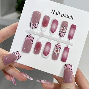 Vente en gros de <span class=keywords><strong>faux</strong></span> ongles courts carrés à imprimé zèbre <span class=keywords><strong>dégradé</strong></span> rose avec motif de fleurs blanches, <span class=keywords><strong>faux</strong></span> ongles réutilisables, 30 pièces - Product Image 4