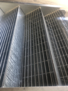 Système d'escalier en acier industriel, escalier galvanisé sur mesure avec marches et mains courantes en treillis métallique - Product Image 4
