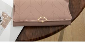 <span class=keywords><strong>Portafoglio</strong></span> Lungo da <span class=keywords><strong>Donna</strong></span> all'Ingrosso, Design Fresco e Geometrico, <span class=keywords><strong>in</strong></span> Pelle PU Goffrata, Porta Carte e Borsellino Pieghevole a Tre Ante - Product Image 6