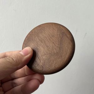 Imán de nevera de madera con abridor de botellas de cerveza, forma redonda de nogal, con logotipo personalizable, precio de fábrica - Product Image 2