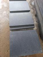 Grandes dalles de granit naturel poli pour comptoirs de cuisine modernes et escaliers