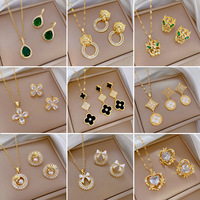 Parure de bijoux en acier inoxydable plaqué or PVD avec zircon rose, comprenant un collier pendentif flocon de neige, un nœud, un papillon et un carré, et des boucles d'oreilles clous