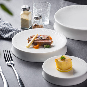Plat de service de luxe en porcelaine blanche sur piédestal, <span class=keywords><strong>assiette</strong></span> de dîner texturée radiale, plats de présentation gastronomique pour restaurant - Product Image 3