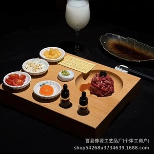 Bandeja de madera estilo japonés para servir carne Wagyu, con secciones divididas, para uso en restaurantes. - Product Image 4