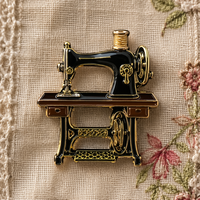 Spille personalizzate in smalto duro all'ingrosso, distintivi da bavero vintage a forma di macchina da cucire per sarti, regalo per stilisti di moda