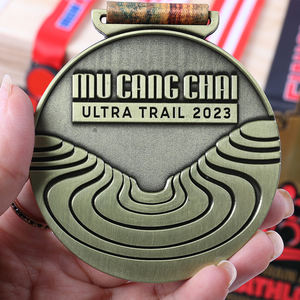 ميدالية معدنية منزلقة ذهبية ناعمة بالمينا عداء بواجهة واحدة مربعة مخصصة عالية الجودة - Product Image 4