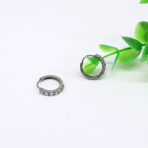 Boucles d'oreilles créoles yunnique avec diamants sertis en canal, en acier titane, cadeau, bijoux pour femme - Product Image 3