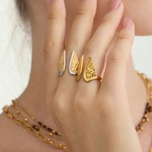 Bagues de mariage fines et tendance en acier inoxydable plaqué or 14k 18k PVD pour femmes, bague Ailes de la Liberté pour hommes et femmes - Product Image 1