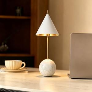 Lámpara de mesa moderna de latón y mármol, base esférica de mármol, pantalla cónica de latón, lámpara de escritorio para dormitorio y sala de estar - Product Image 2