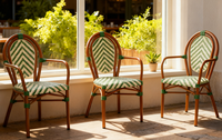 Chaise d'extérieur commerciale verte en rotin synthétique et bambou à dossier incurvé empilable