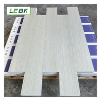 Planches de sol en vinyle SPC de haute qualité OEM ODM, grises, imperméables, ignifuges, écologiques, à texture bois, avec système de clic, pour salon