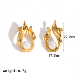 ต่างหูมุกทรงกลมสีทองประดับมุกสีขาว เหมาะสำหรับใส่ทุกวัน - Product Image 5