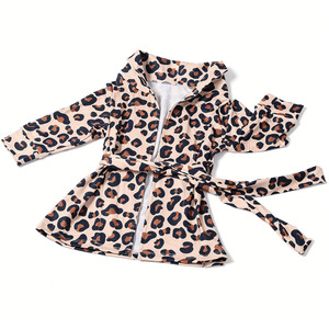 E1 Venta al por mayor: Batas de bebé para niña con estampado de leopardo personalizado, manga larga, tipo cárdigan con frenulum, que contiene algodón. - Product Image 1