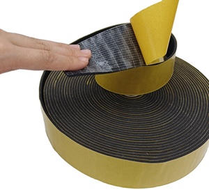 Nastro autoadesivo in schiuma di gomma che conferisce un'elevata resistenza allo stampaggio e proprietà termoisolanti elastomeriche - Product Image 1