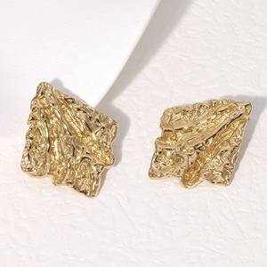 KISSWIFE Boucles d'oreilles plissées <span class=keywords><strong>en</strong></span> acier titane vintage plaqué or Boucles d'oreilles irrégulières <span class=keywords><strong>en</strong></span> acier inoxydable <span class=keywords><strong>pour</strong></span> femmes - Product Image 4