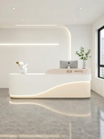 Bureau de réception moderne minimaliste en MDF courbé avec rangement pour salons de beauté, magasins de vêtements, bureaux d'entreprise, cliniques dentaires
