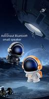 Speaker Mini Astronaut Stereo Keren Bertema Robot Astronot Luar Angkasa Nirkabel Baru dengan Efek Lampu LED untuk Gaming Indoor dan Outdoor