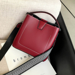 Borse a Tracolla Casual in Vera Pelle di Lusso per Donne, Design Geometrico con Chiusura a Cerniera e Borchie - Product Image 4