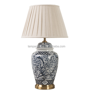 Lampe de table en céramique chinoise avec abat-jour en tissu de lin et base dorée pour les marchés américain, britannique et moyen-oriental - Product Image 4