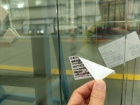 Étiquette en PVC autocollante amovible pour verre, personnalisée, résistante à l'huile, à la chaleur et anti-contrefaçon, avec code-barres, pour grands objets en verre