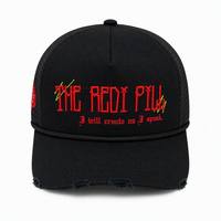 Gorra Trucker Personalizada con Efecto Desgastado, Logotipo Bordado en Rojo, 5 Paneles, Malla Trasera, Cierre a Presión, Estilo Vintage, para Ciclismo, Playa y Uso Diario