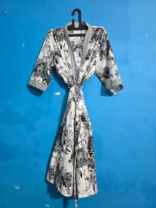 Bata Kimono de Algodón con Cuello en V y Estampado Floral para Mujer, Ropa de Dormir Cómoda y Transpirable, Hecha a Mano en India, para Damas de Honor - Product Image 4
