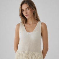 Débardeur en tricot ajouré/crochet pour femme avec franges pour les vacances à la plage. Gilet ajouré tissé à franges.