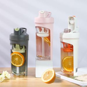 Bouteille d'eau de sport sans BPA avec paille <span class=keywords><strong>shaker</strong></span> Logo personnalisé Gym Fitness Tumbler Boisson aux fruits Articles en plastique vente en gros - Product Image 1