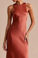 Vestido Midi Halter Sin Mangas con Cuello Alto en Satén Brillante Rojo Óxido, Novedad de Verano, Superventas en EE. UU. y Australia