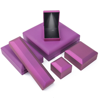 Vente en gros d'emballage de bijoux boîte à bijoux collier bracelet bague logo personnalisé boîte à bijoux en plastique led en cuir violet avec lumière