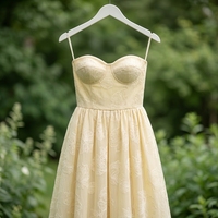 Tissu tricoté respirant à rayures verticales jaune clair brillant, broderie délicate de lotus en point de chaînette, motif floral raffiné