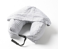 Oreiller de voyage avec capuche extra large pour les longs trajets en avion, offrant intimité et confort, avec housse en microbilles douce pour la peau, idéal pour les voyages en voiture.