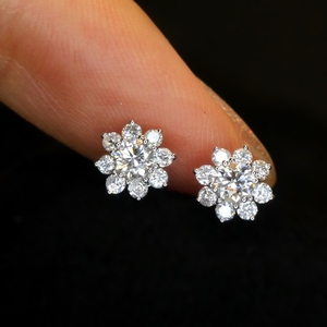 อาซูโอ รีอัล 18K ทองคำแท้ ประดับเพชรธรรมชาติ ชุดเครื่องประดับชั้นดี สร้อยคอ ต่างหู ของขวัญสำหรับผู้หญิง งานวันเกิด ใส่ได้ทุกวัน Au750 - Product Image 4
