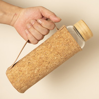 Bouteille d'eau en verre de haute qualité de grande capacité de 550ml avec manchon en liège respectueux de l'environnement/couvercle en bambou sûr