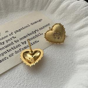 Boucles d'oreilles en argent S925 simples, élégantes, douces et fraîches, design vintage en forme de cœur avec motif papillon, personnalisées pour les femmes d'âge moyen - Product Image 4