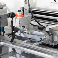 Machine de découpe et de pliage automatique de l'étiquette en polyester, nylon et taffetas, 210 pièces/min, 3 kW, 10-55 mm