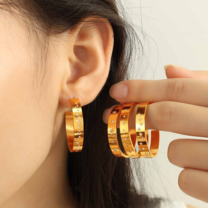 ต่างหูแบบห่วงผู้หญิงชุบทองฝังดาวขนาดเล็กสำหรับใส่ทุกวันชุดเครื่องประดับเหล็กไทเทเนียม - Product Image 3